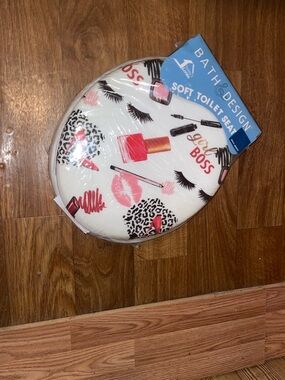 Bath & Design "Girl Boss" Soft Toilet Seat - Lipstick Print, White